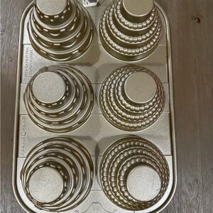 New Nordic Ware Gold Mini Cakelet Cake Pan.
